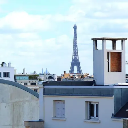 Eiffel Tower View Rooftop Apartment